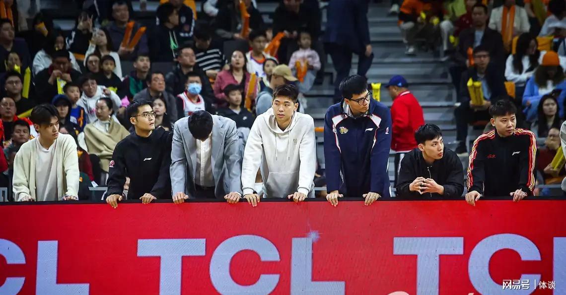 扑克牌游戏-崔永熙首秀2分、本土球员共18分、杜锋无奈摊手！广东73-89辽宁